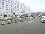 【伊勢原協同病院】2300ｍ　伊勢原駅から歩いて15分ほどのところにあります。シャトルバスも運行されています。病院内は大変広く綺麗です。院内はお食事や売店も充実しています。