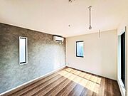 【2面採光で明るい洋室：7.5帖】窓の数が多く朝から明るい日差しが差し込みます♪