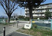 【上り戸公園】650ｍ　高架と集合住宅に挟まれた場所にある公園です。遊具は滑り台、ブランコ、鉄棒があります。