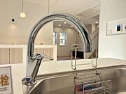 【キッチン用タッチレス水栓】水栓に触れなくてもセンサーに手をかざすだけで吐水／止水ができます。