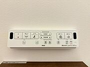 【ウォシュレット付き】洗浄、保温などの機能を備えたウォシュレット。洗浄により毎回のペーパー使用量を減らせ、保温により冬場の便座のひんやりを解消してくれる便利な設備付き