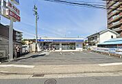 【ローソン　座間駅前店】　310ｍ　車の大通り沿いにあります。駅に1番近いコンビニになりますので、利用するお客さんは多いです。