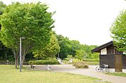 【座間谷戸山公園】　450ｍ　座間駅の方から座間市役所の方まであるとっても広い公園。木の歩道があり、ジョギングやウォーキングをしている方が多いです。
