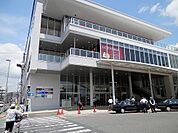 【小田急マルシェ相武台】　2350ｍ　駅ビルの中にある専門店街。薬局から飲食店まで多彩な店が揃っています。