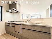【キッチン】明るく開放感があるキッチンはリビングが見渡せる対面キッチンを採用。いつでもご家族を感じながらお料理できます。