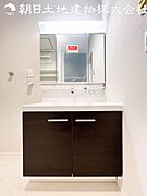 【洗面台】さわやかに気持ちよく1日が始められるように、機能性とデザイン性を両立した洗面化粧台です。
