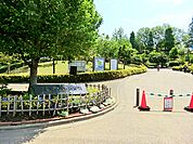 【ぼうさいの丘公園】2600ｍ　トランポリンがあります。浅い池や小さな噴水もあり子供に人気です。駐車場もあります。