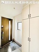 【玄関】白を基調とした玄関です。靴箱もゆったり広々です。