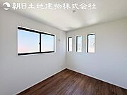 【洋室】2面より光を取り込み明るいお部屋となっております。