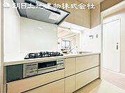 【キッチン】明るく開放感があるキッチンはリビングが見渡せる対面キッチンを採用。いつでもご家族を感じながらお料理できます。