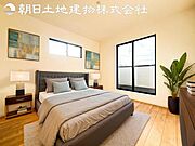 【寝室】開口部いっぱいから取り入れた柔らかな日差しとフローリングの色味が調和し快適空間を演出します。※家具等はCG合成です。