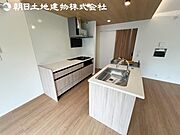 【キッチン】明るく開放感があるキッチンはリビングが見渡せる対面キッチンを採用。いつでもご家族を感じながらお料理できます。