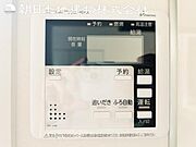 【オートバスシステム】浴槽の湯張りから、追い焚、足し湯までボタンひとつで操作。湯張りは一定量になるとチャイムでお知らせし、一定時間自動で保温します。