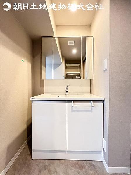 【洗面台】さわやかに気持ちよく1日が始められるように、機能性とデザイン性を両立した洗面化粧台です。