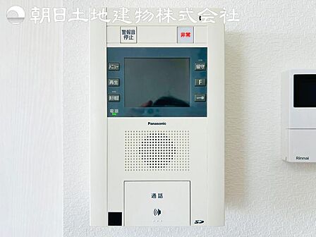 【モニター付きインターフォン】来訪者を映像で確認するシンプルな設備ながらセキュリティ効果はマル。