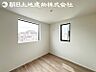 室内：【洋室】2面より光を取り込み明るいお部屋となっております。