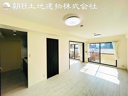 【リビング】開口部からたくさんの採光が望める快適空間となりご家族が集まりやすいリビングです。