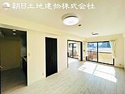 【リビング】開口部からたくさんの採光が望める快適空間となりご家族が集まりやすいリビングです。