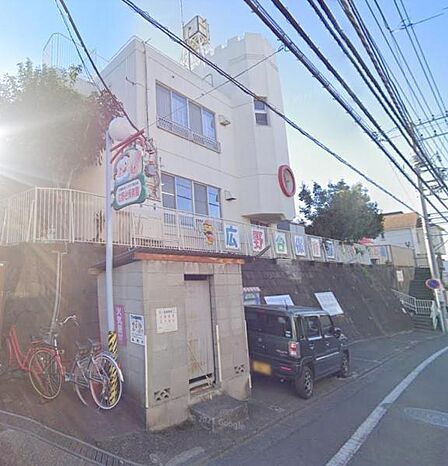 【広野台保育園】245m 1968年から続く、比較的歴史のある保育園です。定員は60名で、職員には保育士の他に、看護師をはじめ栄養士や調理師、専門分野の講師がいます。