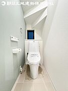 【トイレ】洗浄機能つきのお手洗いは2か所ございます。朝の忙しい時間や来客時に重宝します。