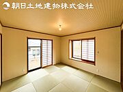 【和室】リビングの隣にはほっと寛げる和室をご用意。来客者の宿泊スペースにもいいですね。