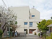 【厚木市立厚木第二小学校】700ｍ　市街地にありながら自然に囲まれた素晴らしい環境の下で、子どもたちは自由に学び、遊べる環境が整っています。