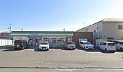 【ファミリーマート　厚木旭町四丁目店】625ｍ　駐車場が広く利用しやすいです。店員さんの対応も良いです。
