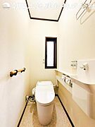 【トイレ】洗浄機能つきのお手洗いは2か所ございます。朝の忙しい時間や来客時に重宝します。