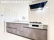 【キッチン】明るく開放感があるキッチンはリビングが見渡せる対面キッチンを採用。いつでもご家族を感じながらお料理できます。
