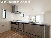 【キッチン】明るく開放感があるキッチンはリビングが見渡せる対面キッチンを採用。いつでもご家族を感じながらお料理できます。