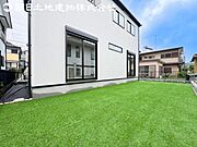 【庭スペース】南側にはゆったりとしたお庭スペースございます。お子さんのプール、ガーデニングと使い方は様々です。