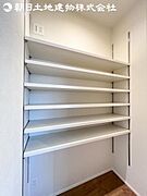 【パントリー】食品のストックや、食器などもスッキリ片付けられる便利なスペースです。
