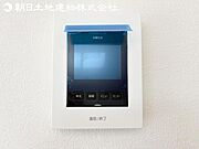 【モニター付きインターフォン】来訪者を映像で確認するシンプルな設備ながらセキュリティ効果はマル。
