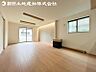 リビング/ダイニング：【リビング】開口部からたくさんの採光が望める快適空間となりご家族が集まりやすいリビングです。