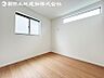 室内：【洋室】2面より光を取り込み明るいお部屋となっております。