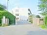 周辺：生徒数は多い方だと思います。学校の周りにたくさんの桜の木があるので春になるととても綺麗です。