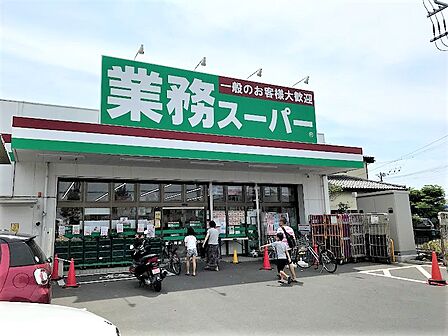 冷凍食品が安いです。スーパーに置いていないような海外のお菓子やアジアンな食材や調味料が手に入ります。