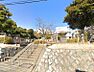 周辺：元気いっぱいなお子様が休日には遊んでいる公園です。