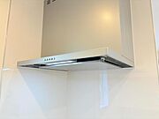【スリム型レンジフード】稼働時の音が換気扇よりも静か 屋外とダイレクトにつながる換気扇と比べ、音が静かなメリットがあります。