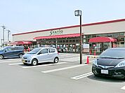 【エスパティオ　下川入店】　敷地が広く、広い駐車場があるので車で買い物に行くのにとても便利です。 お店も大きくて、品揃えもよく、お値段も安いです。