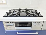 【三ツ口ガスコンロ】煮込み料理をする際にコンロが一つ塞がって他の料理ができなくて時間がかかる！そんな不満を解決してくれる3口コンロは他の調理ができるので捗ります！