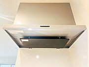 【スリム型レンジフード】稼働時の音が換気扇よりも静か 屋外とダイレクトにつながる換気扇と比べ、音が静かなメリットがあります。