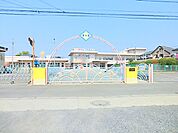 【栗原幼稚園】350ｍ　広大な敷地に大きな園舎と大きな園庭があり、遊具も様々なものがありとても充実しています。お迎え用の駐車場もあります。