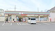 【セブンイレブン　愛川菅原小学校前店】580ｍ　店員さんは明るく対抗して下さるので気持ちよく買い物することができます。駐車場も広いです。