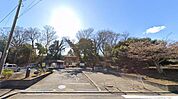 【丸山城址公園】860ｍ　駐車場もあり、トイレも設備されています。緑がきれいな公園です。