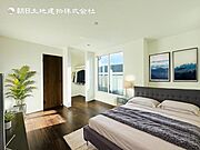 【洋室】木目のフローリングが暖かみのある室内に。明るい寝室で心地のいい朝を迎えられそう。※家具はＣＧ合成の為付属しません。