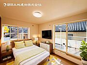【洋室】木目のフローリングが暖かみのある室内に。明るい寝室で心地のいい朝を迎えられそう。※家具はＣＧ合成の為付属しません。