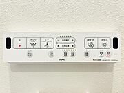 【ウォシュレット付き】洗浄、保温などの機能を備えたウォシュレット。洗浄により毎回のペーパー使用量を減らせ、保温により冬場の便座のひんやりを解消してくれる便利な設備付き