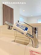 【浄水器一体型水栓】浄水器付きでおいしい水をいつでも手軽に使えます。飲み水やお料理にも安心ですね