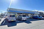 【ローソン　厚木愛甲西二丁目店】700ｍ　駐車場も店内も広く、品揃えも豊富で便利なローソンです。店員さんの対応も良いと近隣の方から聞くことも多い店舗です。